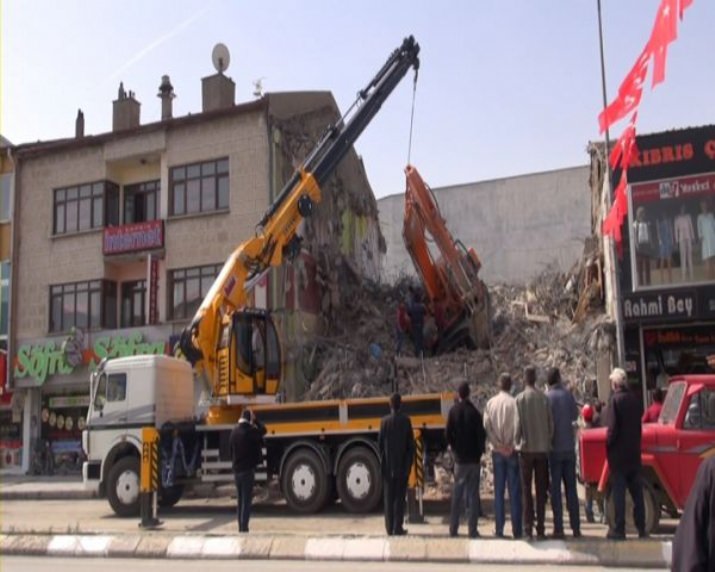 Eski Binanın Aniden Çökmesi Sonucu İş Makinesi Devrildi